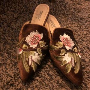 Velvet floral loafer